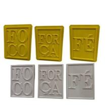 Kit Quadro Decorativo Força, Foco e Fé - 3 Formas Kit Quadro Decorativo Força, Foco e Fé - 3 Formas