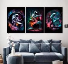 kit quadros decorativos 3 peças astronauta tocando bateria"