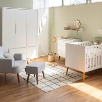 Kit Quarto Infantil Theo com Pés Retrô Mel - Berço + Cômoda 3 Gavetas + Guarda-Roupa 3 Portas + Poltrona e Puff Capri - Branco Fosco