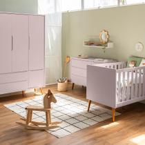 Kit Quarto Infantil Theo com Pés Retrô Mel - Berço + Guarda-Roupa 3 Portas + Cômoda 3 Gavetas e 1 Porta - Rosa