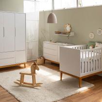 Kit Quarto Infantil Theo com Pés Square Mel - Berço + Cômoda 3 Gavetas e 1 Porta + Guarda-Roupa 3 Portas - Branco Fosco