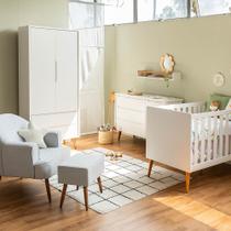 Kit Quarto Theo com Pés Retrô Mel - Berço + Cômoda 3 Gavetas e 1 Porta + Guarda-Roupa 2 Portas + Poltrona de Amamentação Capri com Puff - Branco
