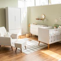 Kit Quarto Theo com Pés Retrô Mel - Berço + Cômoda 3 Gavetas e 1 Porta + Guarda-Roupa 2 Portas + Poltrona de Amamentação Lola com Puff - Branco
