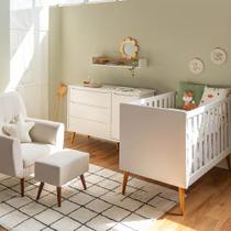 Kit Quarto Theo com Pés Retrô Mel - Berço + Cômoda 3 Gavetas e 1 Porta + Poltrona de Amamentação Lola com Puff - Branco