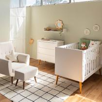 Kit Quarto Theo com Pés Retrô Mel - Berço + Cômoda 3 Gavetas + Poltrona de Amamentação Lola com Puff - Branco