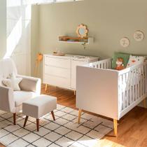 Kit Quarto Theo com Pés Retrô Natural - Berço + Cômoda 3 Gavetas e 1 Porta + Poltrona de Amamentação Lola com Puff - Branco