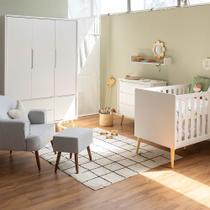 Kit Quarto Theo com Pés Retrô Natural - Berço + Cômoda 3 Gavetas + Guarda-Roupa 3 Portas + Poltrona de Amamentação Capri com Puff - Branco