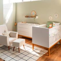 Kit Quarto Theo com Pés Square Mel - Berço + Cômoda 3 Gavetas e 1 Porta + Poltrona de Amamentação Lola com Puff - Branco Kit Quarto Theo com Pés Square Mel - Berço + Cômoda 3 Gavetas e 1 Porta + Poltrona de Amamentação Lola com Puff - Branco