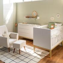 Kit Quarto Theo com Pés Square Natural - Berço + Cômoda 3 Gavetas e 1 Porta + Poltrona de Amamentação Lola com Puff - Branco
