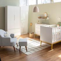 Kit Quarto Theo com Pés Square Natural - Berço + Cômoda 3 Gavetas + Guarda-Roupa 2 Portas + Poltrona de Amamentação Capri com Puff - Branco