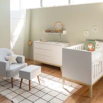 Kit Quarto Theo com Pés Square Natural - Berço Mini Cama + Cômoda 3 Gavetas e 1 Porta + Poltrona de Amamentação Capri com Puff - Branco