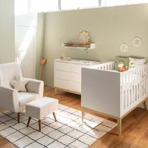 Kit Quarto Theo com Pés Square Natural - Berço Mini Cama + Cômoda 6 Gavetas + Poltrona de Amamentação Lola com Puff - Branco