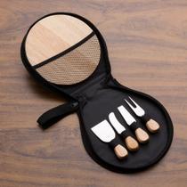 Kit Queijo 5 peças em Estojo de Nylon com Zíper e Alça Kit Queijo 5 peças em Estojo de Nylon com Zíper e Alça