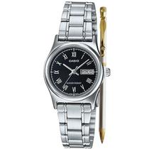 Kit Relógio de Pulso Casio Feminino Analógico Pequeno Redondo Aço Inóx Prova Dágua Clássico Casual Prata LTP-V006D-1BUDF + Caneta Esferográfica Kit Relógio de Pulso Casio Feminino Analógico Pequeno Redondo Aço Inóx Prova Dágua Clássico Casual Prata LTP-V006D-1BUDF + Caneta Esferográfica