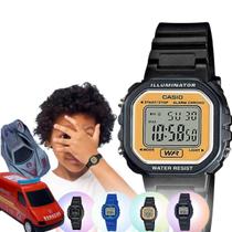 Kit Relógio de Pulso Casio Infantil Masculino Resistente Água Calendário Alarme Digital LA-20WHS + 2 Carrinhos Miniatura
