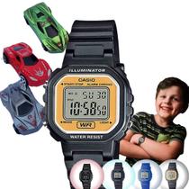 Kit Relógio de Pulso Casio Infantil Masculino Resistente Água Calendário Alarme Digital LA-20WHS + 3 Carrinhos Miniatura