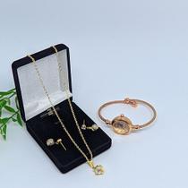 Kit Relógio Feminino Bracelete torcido aço Inox Quartz Ajustável Moderno + Colar e Brincos Folheado Tendência 2026 Cor:R