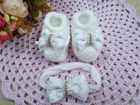 Kit Sapatinho + Tiara Para Bebê em Tricot Branco Feminino - Arco-íris Fios Baby