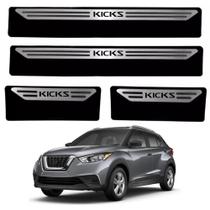Kit Soleira Em Aço Inox Baixo Relevo Nissan Kicks todos os anos Kit Soleira Em Aço Inox Baixo Relevo Nissan Kicks todos os anos