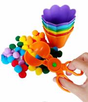 kit tesoura, pompom e potes coloridos