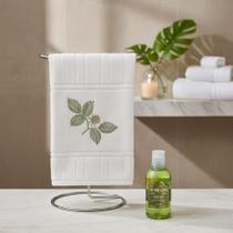 Kit Toalha bordada e gel de banho Chá Verde e Ervas Cor:BrancoTamanho da Toalha:Lavabo Kit Toalha bordada e gel de banho Chá Verde e Ervas Cor:BrancoTamanho da Toalha:Lavabo