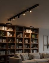 Kit Trilho Eletrificado 1 Metro 5 Spots LED 7W Bivolt Sobrepor Iluminação Moderna Direcionável Minimalista Sala Cozinha Quarto Escritório Ambiente