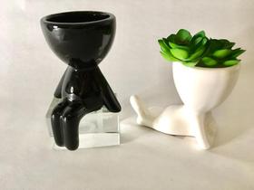 Kit Vaso Cerâmica Preta Estilo Sentado e Vaso Cerâmica Branca Estilo Deitado com Planta Decor
