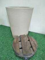 kit vaso coluna para planta em polietileno + suporte de madeira com rodizio 25cm