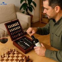 Kit Vinho com Jogo de Xadrez 2 em 1 Maleta de Madeira, Acessórios em Inox, Tabuleiro Xadrez Integrado Presente Criativo