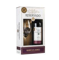 Kit Vinho Tinto Meio Seco Merlot Marcus James 750ml c/Taça - Aurora Kit Vinho Tinto Meio Seco Merlot Marcus James 750ml c/Taça - Aurora