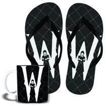 Kit Wandinha Familia addams fundo preto Chinelo e caneca de Porcelana