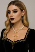 L02130-Colar Feminino Cruz Crucifixo Dourado Pérola Halloween Festa Balada Réveillon