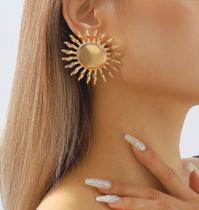 L19-L03122-Brinco Sol Flor Dourado Grande Festa Réveillon Carnaval