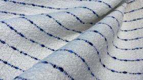 Lá tweed na cor off white com fundo azul