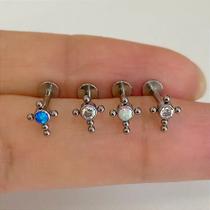 Labret titânio cruz com bolinhas e fechamento push pin
