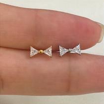 LABRET TITÂNIO LACINHO COM ZIRCÔNIAS CRISTAL - 1,2mm LABRET TITÂNIO LACINHO COM ZIRCÔNIAS CRISTAL - 1,2mm