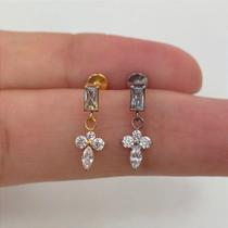 LABRET TITÂNIO RETÂNGULO COM PINGENTE E ZIRCÔNIAS - 5mm x 2,5mm - Calibre 1,2mm LABRET TITÂNIO RETÂNGULO COM PINGENTE E ZIRCÔNIAS - 5mm x 2,5mm - Calibre 1,2mm