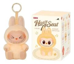 Labubu Boneco Sentado Chaveiro Pelúcia Monstro Surpresa Seat Colecionável Caixa