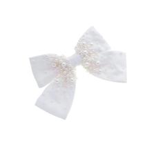 Laço de cabelo isadora crepe acetinado branco bordado de pérolas Laço de cabelo isadora crepe acetinado branco bordado de pérolas