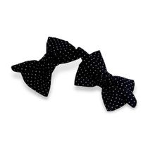 Laço Pet Preto com Poás Brancos - Acessório Elegante para Cães e Gatos Laço Pet Preto com Poás Brancos - Acessório Elegante para Cães e Gatos