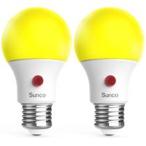 Lâmpada LED Bug Sunco Yellow A19 9W Dusk to Dawn, pacote com 2