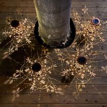 Lanternas solares DIBIEECN Dragonfly Hollowed-Out Metal, pacote com 4