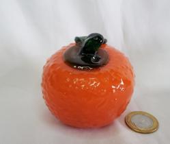 Laranja decorativo, produzido em vidro, maior comprimento 8 cm.