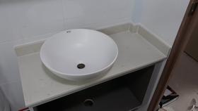Lavatório de mármore branco 70x40 esp 2cm ( aglostone branco prime) com cuba de louça