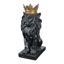 Leão com Coroa Decorativo em Resina Estátua Imponente Leão com Coroa Decorativo em Resina Estátua Imponente