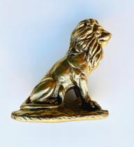 Leão de decoração em cerâmica na cor dourado. Leão de decoração em cerâmica na cor dourado.