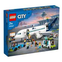 Lego City Avião de Passageiros - 913 Peças e 9 Minifiguras