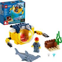 LEGO City Ocean Mini-Submarine 60263, Subaquático Playset, Com um Submarino de Brinquedo, Baú do Tesouro Pirata, Figura de Tubarão Martelo e uma Minifigure Piloto, Grande Presente para Crianças, Novo 2020 (41 Peças)