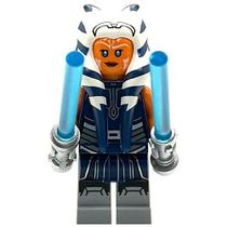 LEGO Star Wars: Ahsoka Tano com Dual Lightsabers (Macacão Azul Escuro)
