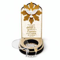 Lembrança de Crisma com Terço Pérola e Divino Espírito Santo em Resina MDF Lembrança de Crisma com Terço Pérola e Divino Espírito Santo em Resina MDF